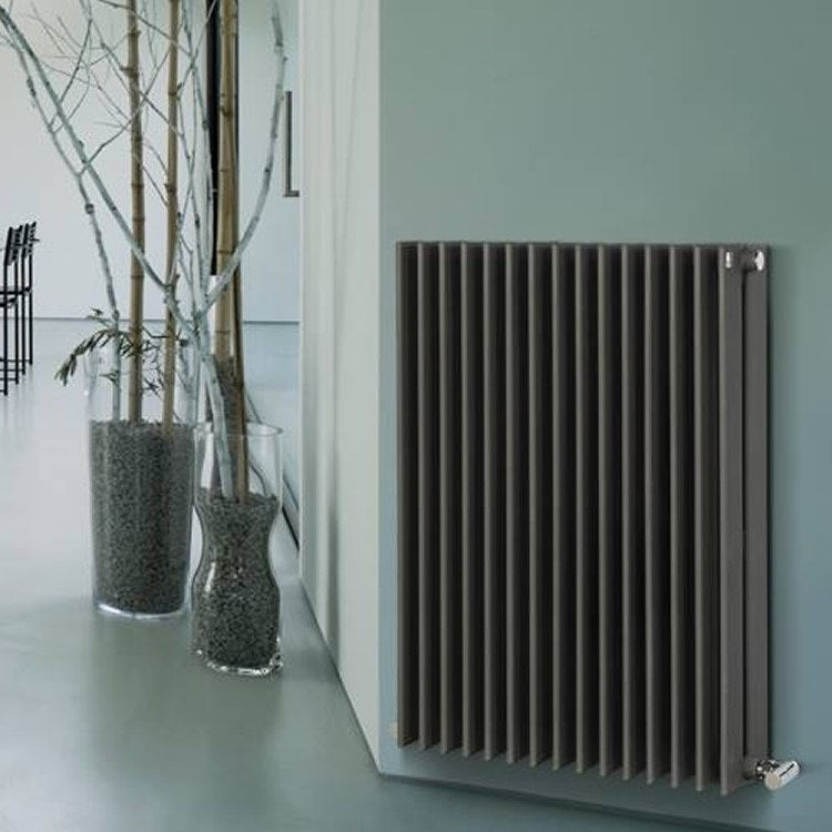 Deltacalor Design-Heizkörper SPACE doppellagig, H 60 × B 58 cm, Beigegrau glänzend SP2060014S7006G