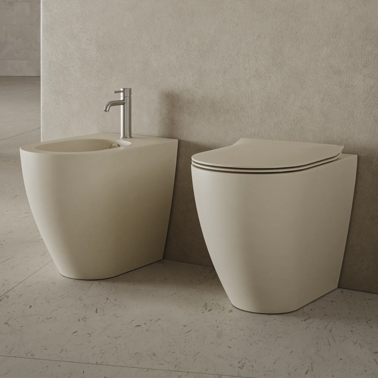 Hatria Bodenset Trinkwasser, WC Pure Vortex, randlos verschoben mit Sitz mit gedämpftem Absenken und Einloch-Bidet, Weiß, matte Oberfläche CENTRICA A0Y9DC25+00Y9D525+A0Y9DA25