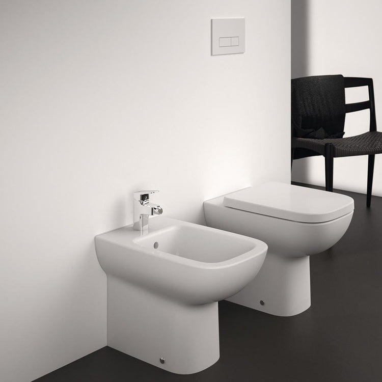 Ideal Standard I.Life Ein Set Boden-Sanitäranlagen, RimLS+ Wandhängendes WC, Sitz mit sanftem Schließen, Einloch-Bidet mit Überlauf an der Wand, Weiß, glänzende Ausführung T452501-T452601-T453101