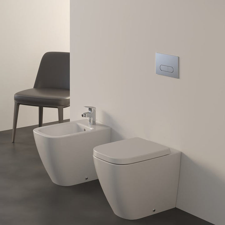 Ideal Standard Set Bodentoiletten, wandbündiges WC spülrandlos, mit umhüllendem Sitz und langsamer Absenkung, Einloch-Bidet mit Überlauf, Weiß, glänzende Oberfläche I.LIFE B T461601+T468301+T461701