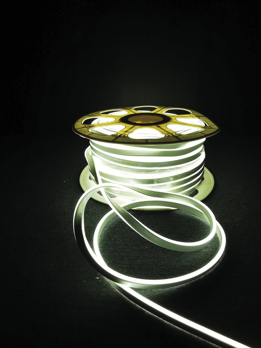 Erste LED-Neon-Flex, 92 LED/m, weiß, IP44, 50-m-Rolle