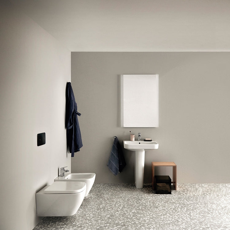 Ideal Standard Komplettbadlösung, hängende Sanitäranlagen, Waschbecken 60 cm, rechteckige Badewanne 170x75, Weiß, glänzende Oberfläche, Armaturen Chromoberfläche SING9