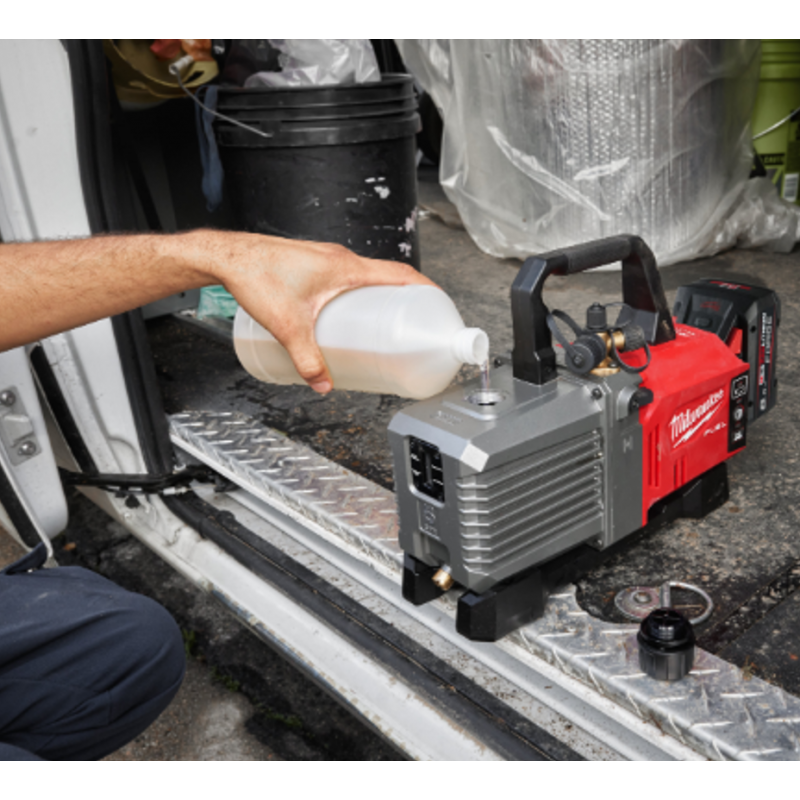 Milwaukee M18 FVP5–801 Vakuumpumpe mit Ladegerät und Akku