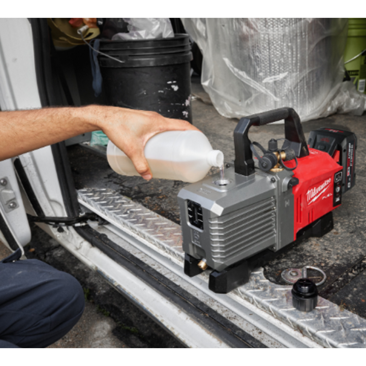 Milwaukee M18 FVP5–801 Vakuumpumpe mit Ladegerät und Akku