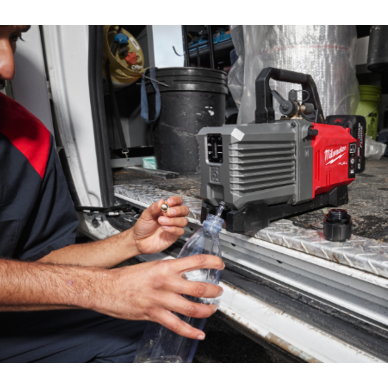 Milwaukee M18 FVP5–801 Vakuumpumpe mit Ladegerät und Akku