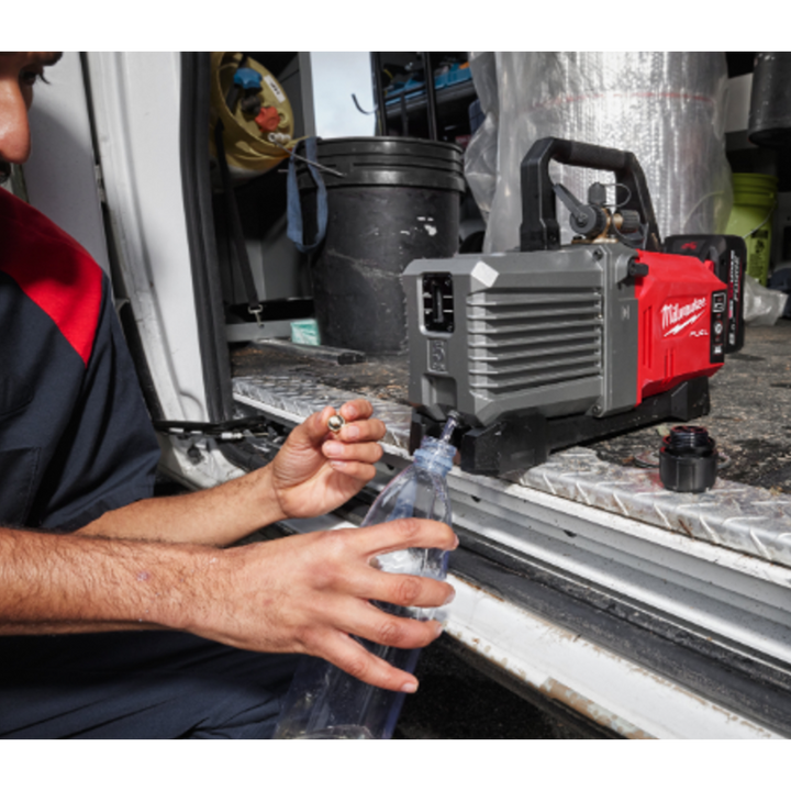 Milwaukee M18 FVP5–801 Vakuumpumpe mit Ladegerät und Akku