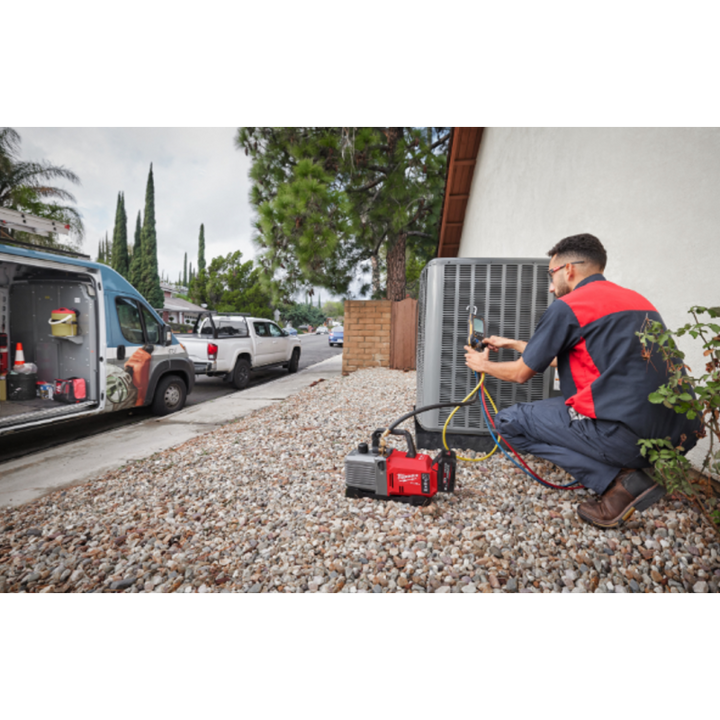 Milwaukee M18 FVP5–801 Vakuumpumpe mit Ladegerät und Akku