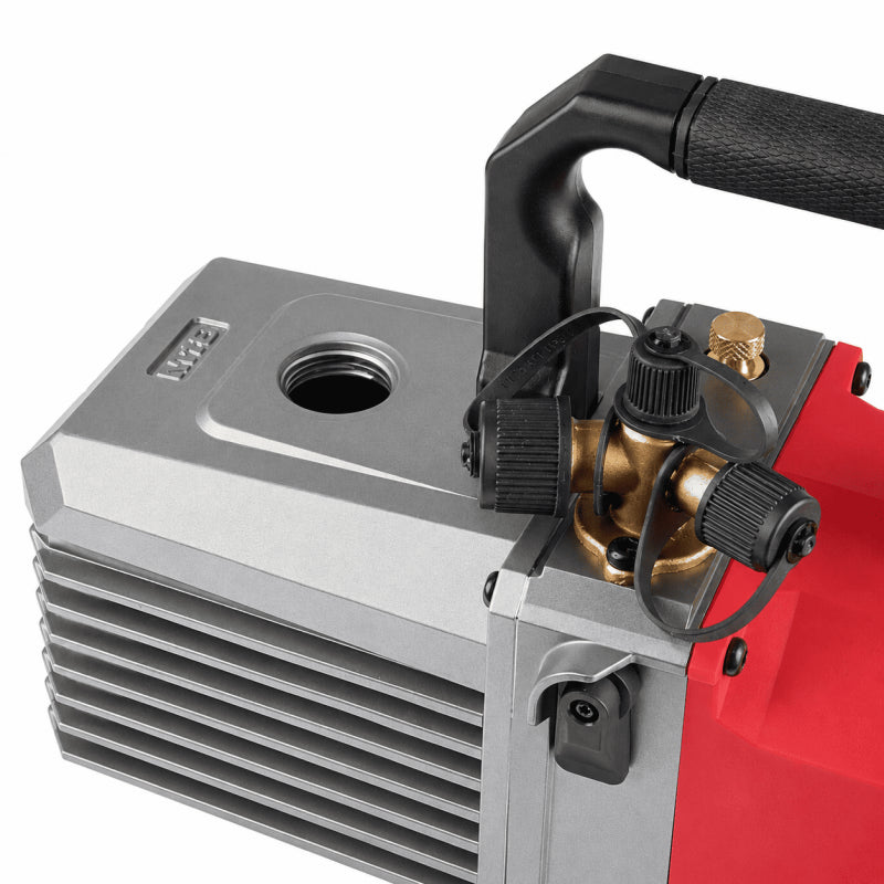 Milwaukee M18 FVP5–801 Vakuumpumpe mit Ladegerät und Akku